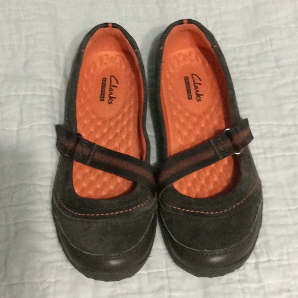 Clarks Collection Shoes - Clark’s flat walking shoes size 6.6, leather upper–.  B69